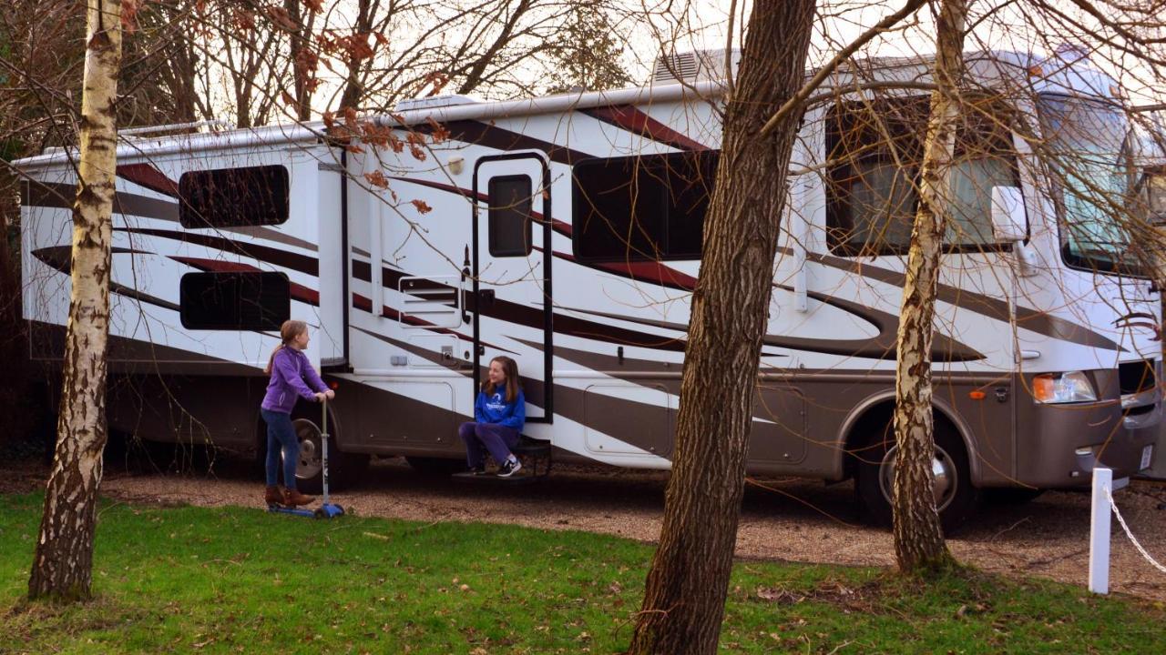 Luxury American Rv With Hot Tub West Chiltington Exterior photo