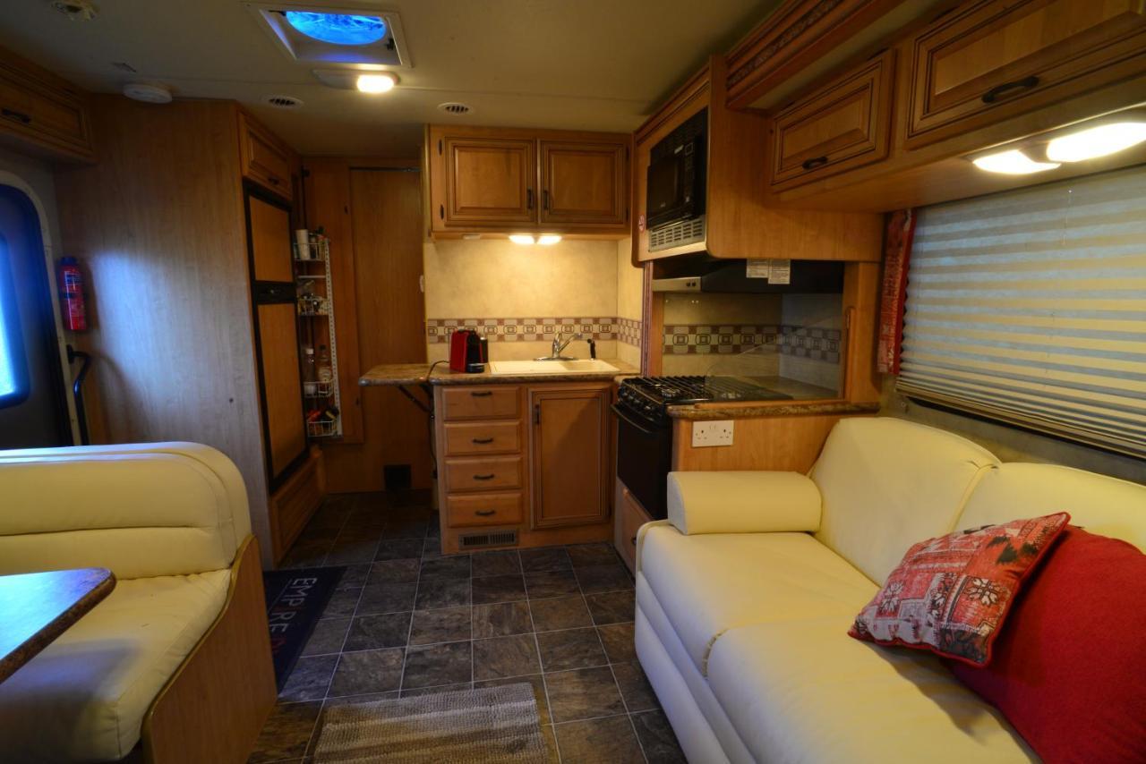 Luxury American Rv With Hot Tub West Chiltington Exterior photo
