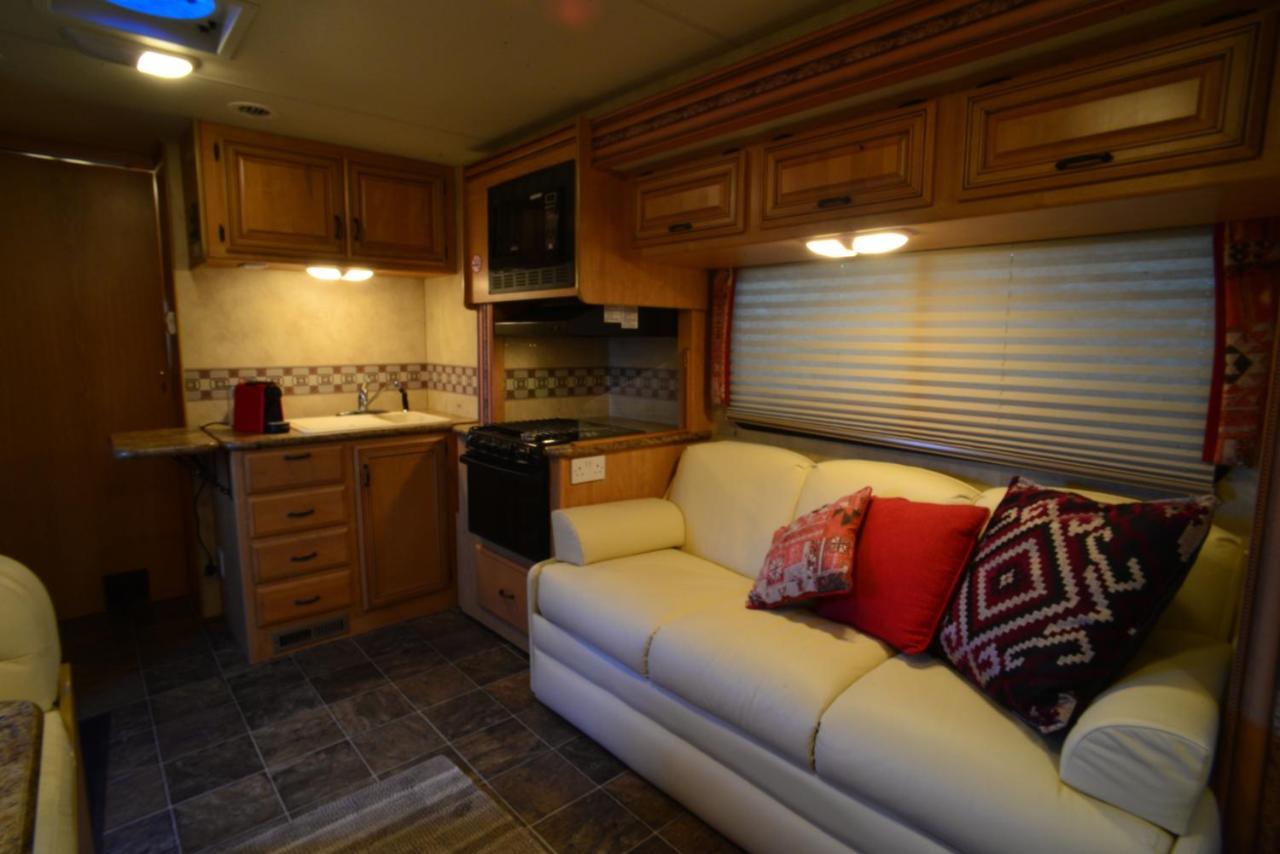 Luxury American Rv With Hot Tub West Chiltington Exterior photo