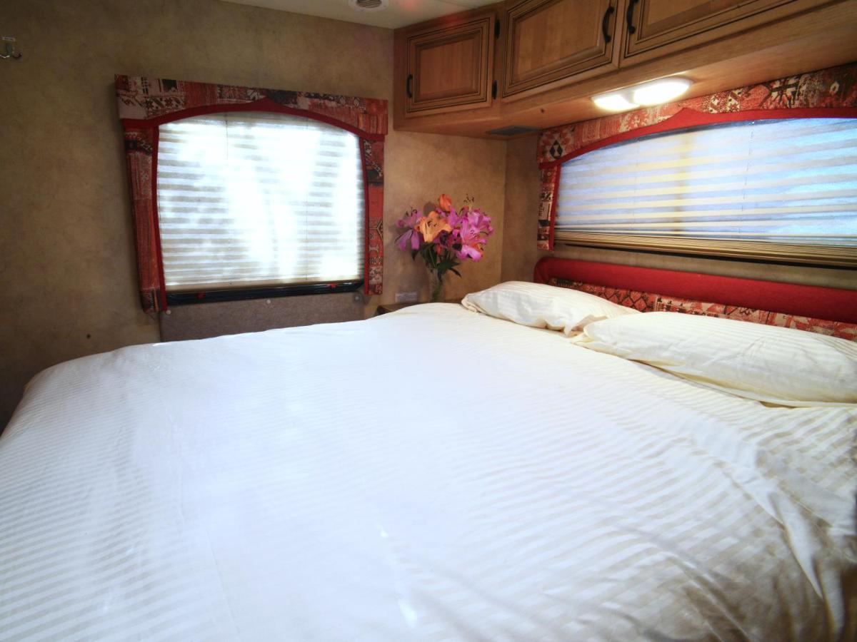 Luxury American Rv With Hot Tub West Chiltington Exterior photo